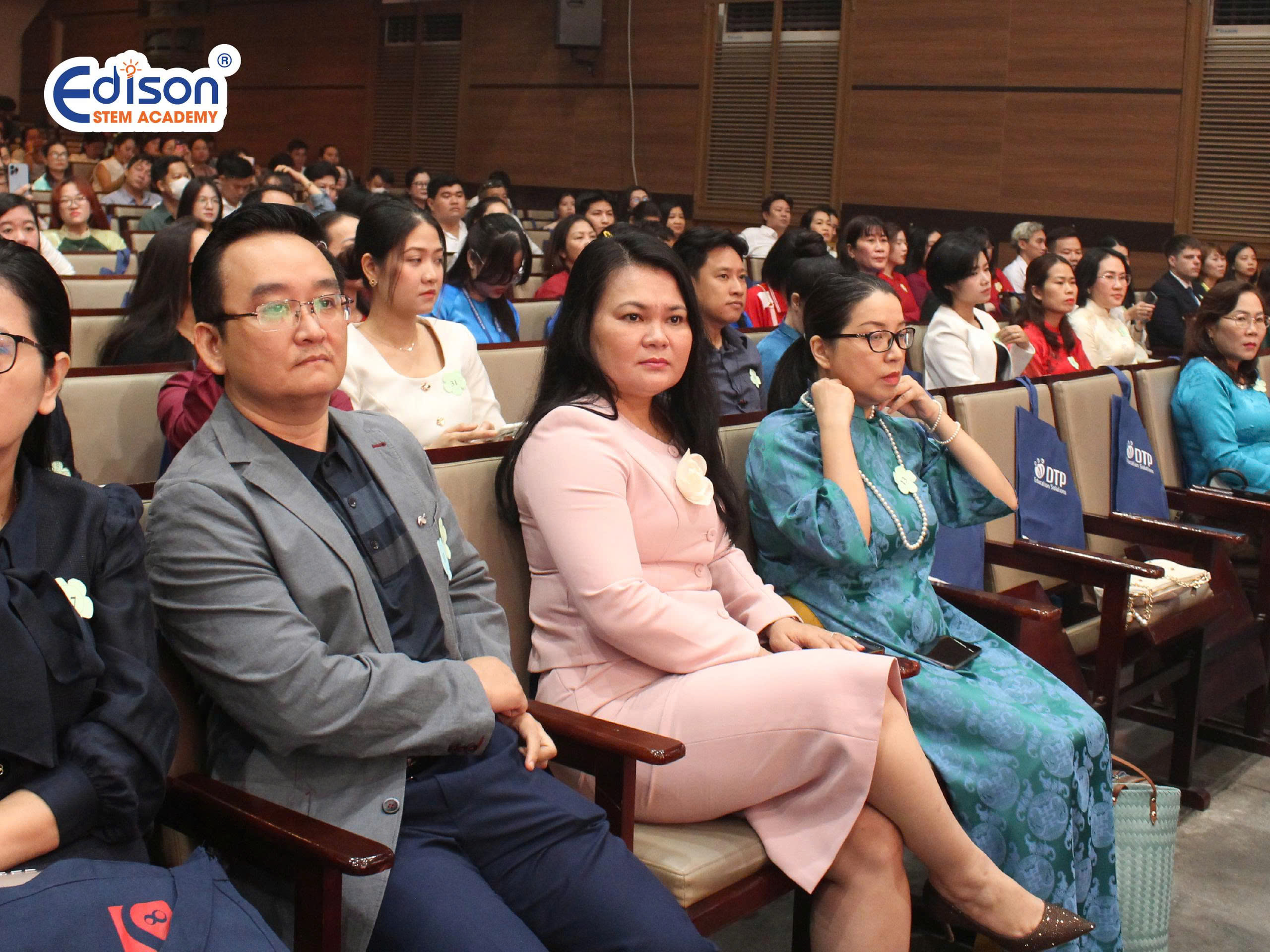 Giám đốc Trung tâm ngoại ngữ Tích Hợp tham dự hội nghị